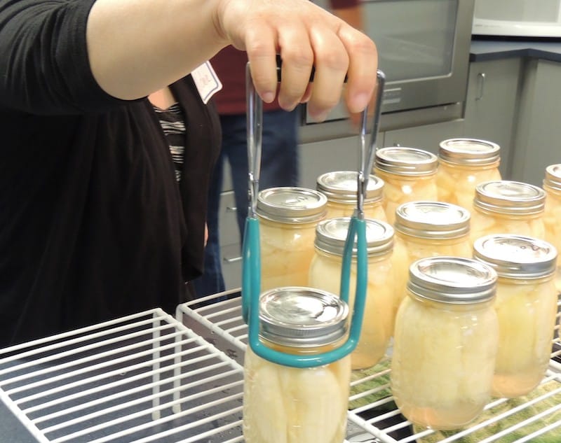 Remove jars from a canner