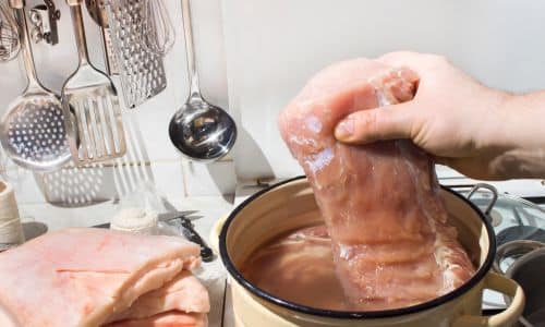 Adding raw meat to brine